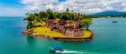 Fortaleza de piedra en lago de Izábal Guatemala