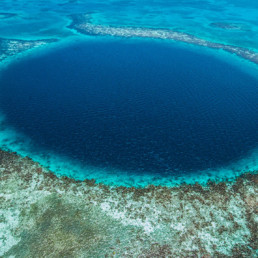 Vista aérea del Blue Hole en Belice