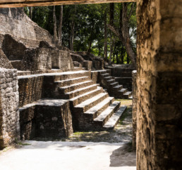 Escaleras de piedra del centro ceremonial maya Cahal Pech en Belice