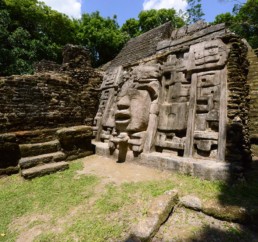 Templo de piedra maya de Lamanai Belice
