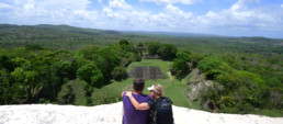 Pareja observando el paisaje desde lo alto de la construcción maya Xunantunich