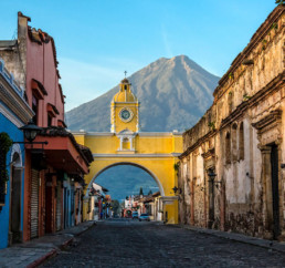 Calle empedrada de Antigua en Guatemala