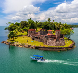 Fortaleza de piedra en lago de Izábal Guatemala