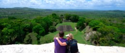 Fotografía de una pareja viendo el paisaje de la ciudad maya Xunantunich en Belice