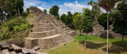 Monumento maya de piedra en Yaxha Guatemala
