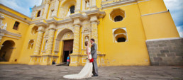 Pareja de recién casados frente a la iglesia de Antigua en Belice
