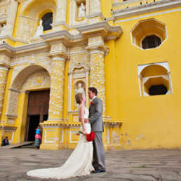 Pareja de recién casados frente a la iglesia de Antigua en Belice